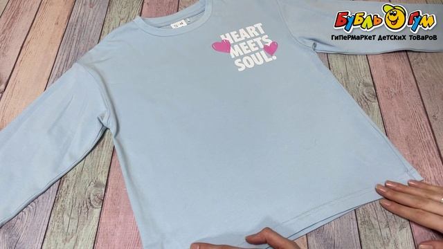 Лонгслив Lanson Kids с принтом сердечек и белой надписью светло-голубой - видео
