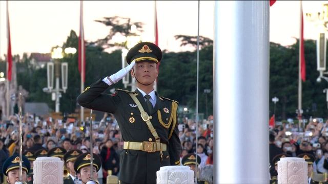 🇨🇳На площади Тяньаньмэнь подняли флаг в честь Дня образования КНР