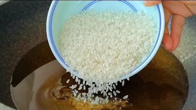 Положите РИС в раскалённую сковороду с маслом, и через 5 секунд  станет вкусным десертом