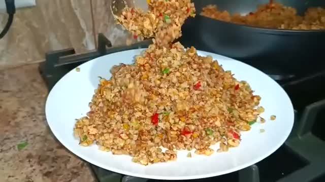 Гречневая каша с фаршем и овощами.