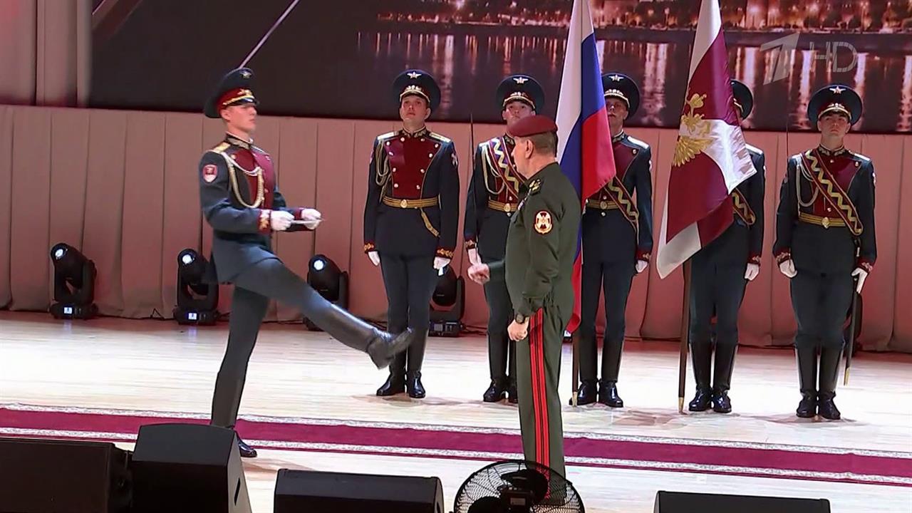 В Москве наградили отличившихся сотрудников Росгвардии.