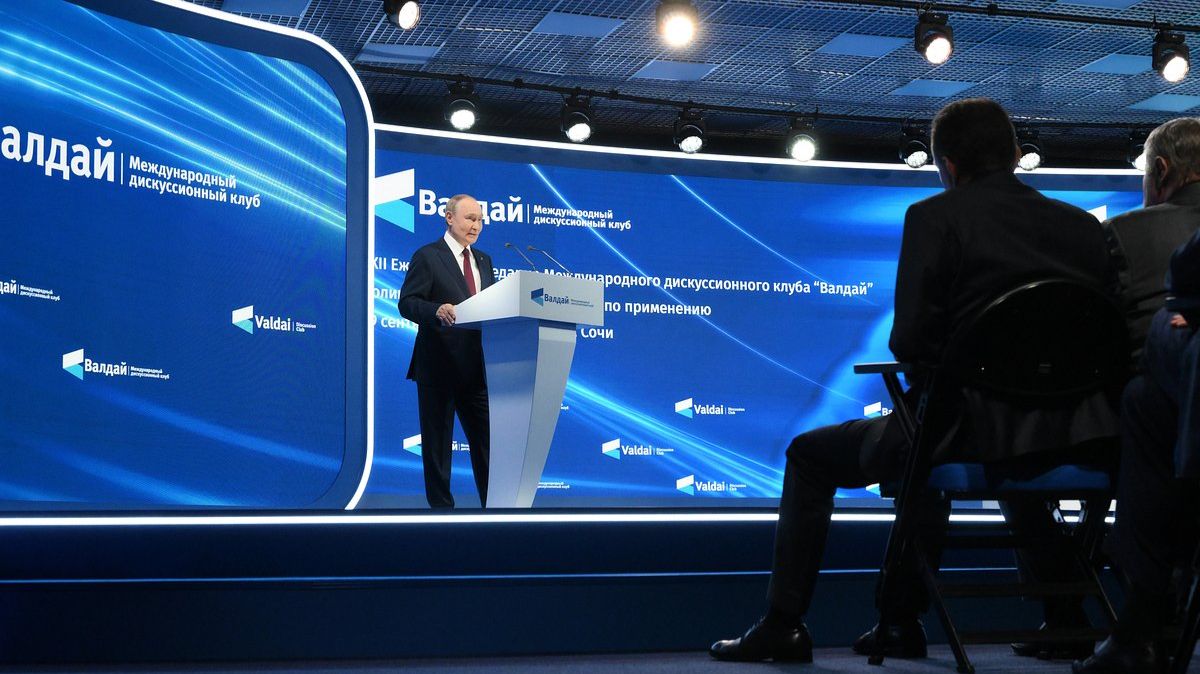 LIVE на CRM TV - Путин выступает на пленарной сессии клуба "Валдай"