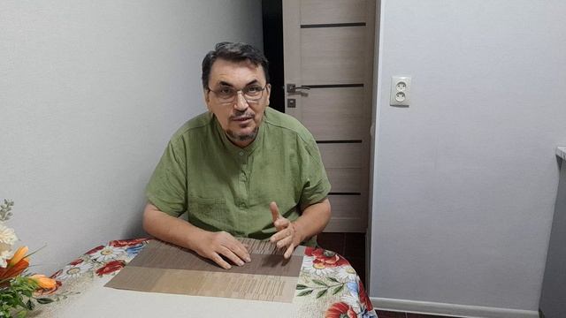 Каменная скудоумка с ёжиком на голове немытых волос.