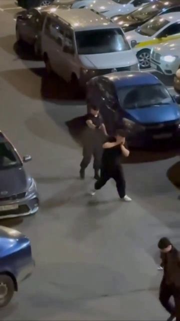 Бухой гопник решил быкануть на охранника в подмосковном ЖК «Томилино Парк», но был залит перцовкой