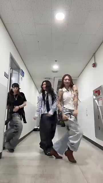 Вирусный танцевальный тренд под трек One Dance
