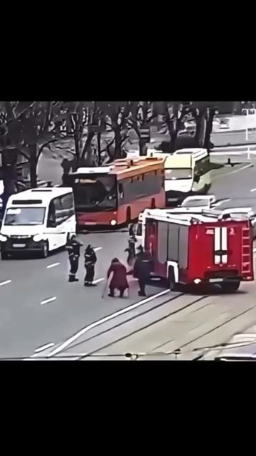 Перевел бабушку через дорогу