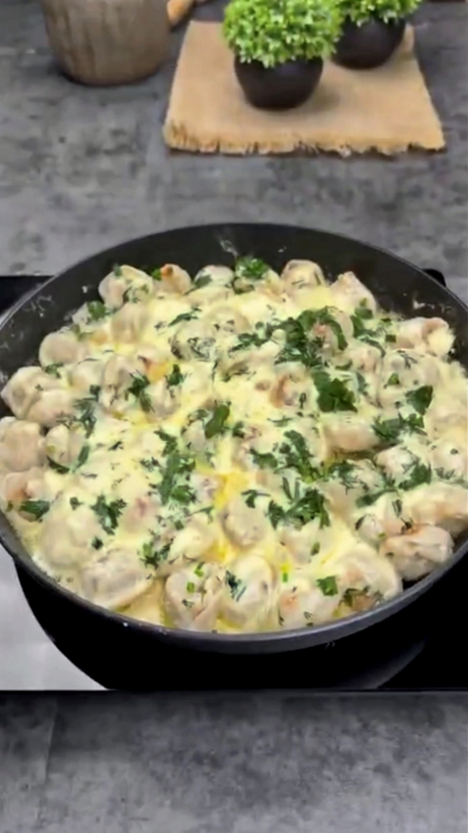 ПЕЛЬМЕНИ в сметанном соусе с сыром!