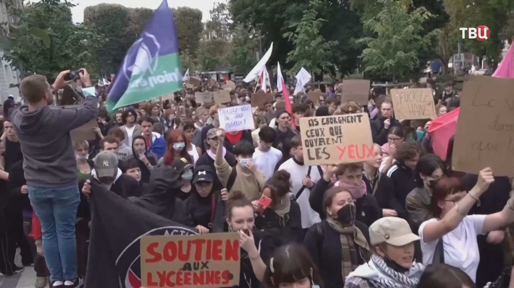 Французские школьники устроили протесты по всей стране