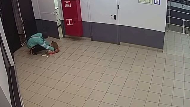 В Москве трудолюбивый курьер из Средней Азии не растерялся и волевым усилием доставил заказ!