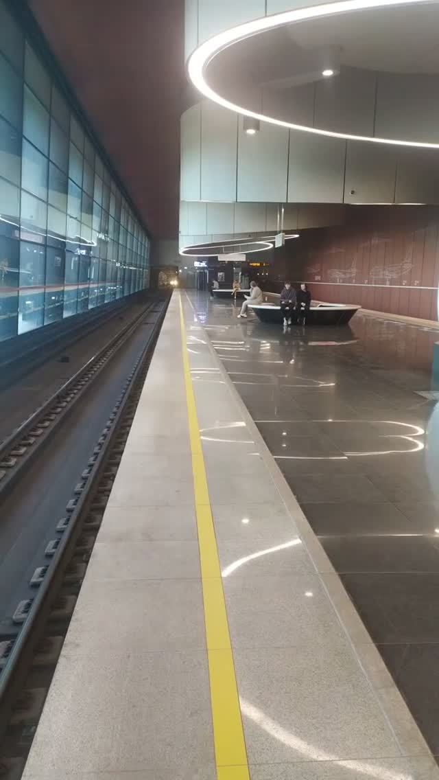 Жёлтая (Солнцевская) Линия метро, Москва - интерьер пассажиры поезда