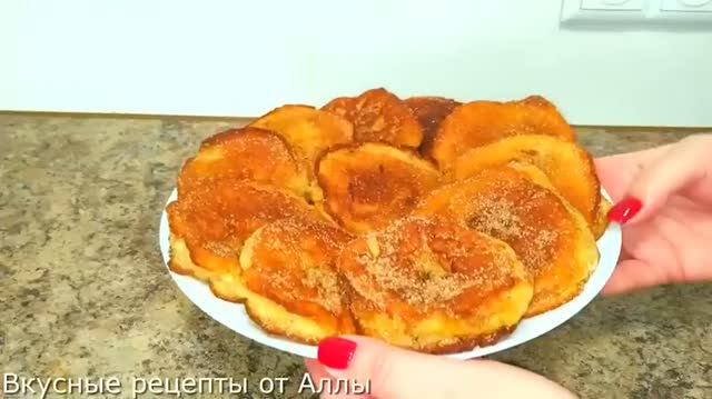 Оладьи с яблоками на завтрак.