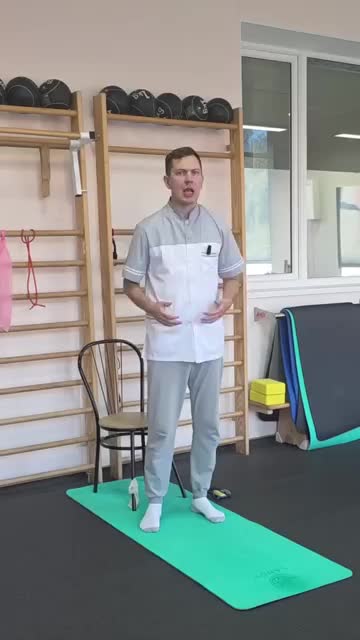 В ролике — три варианта со стулом: работа стоп и коленей, плавное скольжение ногой и разгибание к...