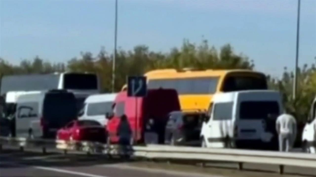 На западе Украины из-за очередей на выезд в Польшу парализованы пункты пропуска.