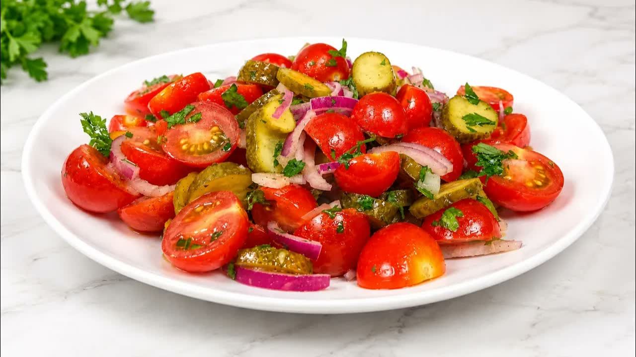 Салат «Сочный контраст» из помидоров и маринованных огурцов! Простой и вкусный рецепт за 10 минут!