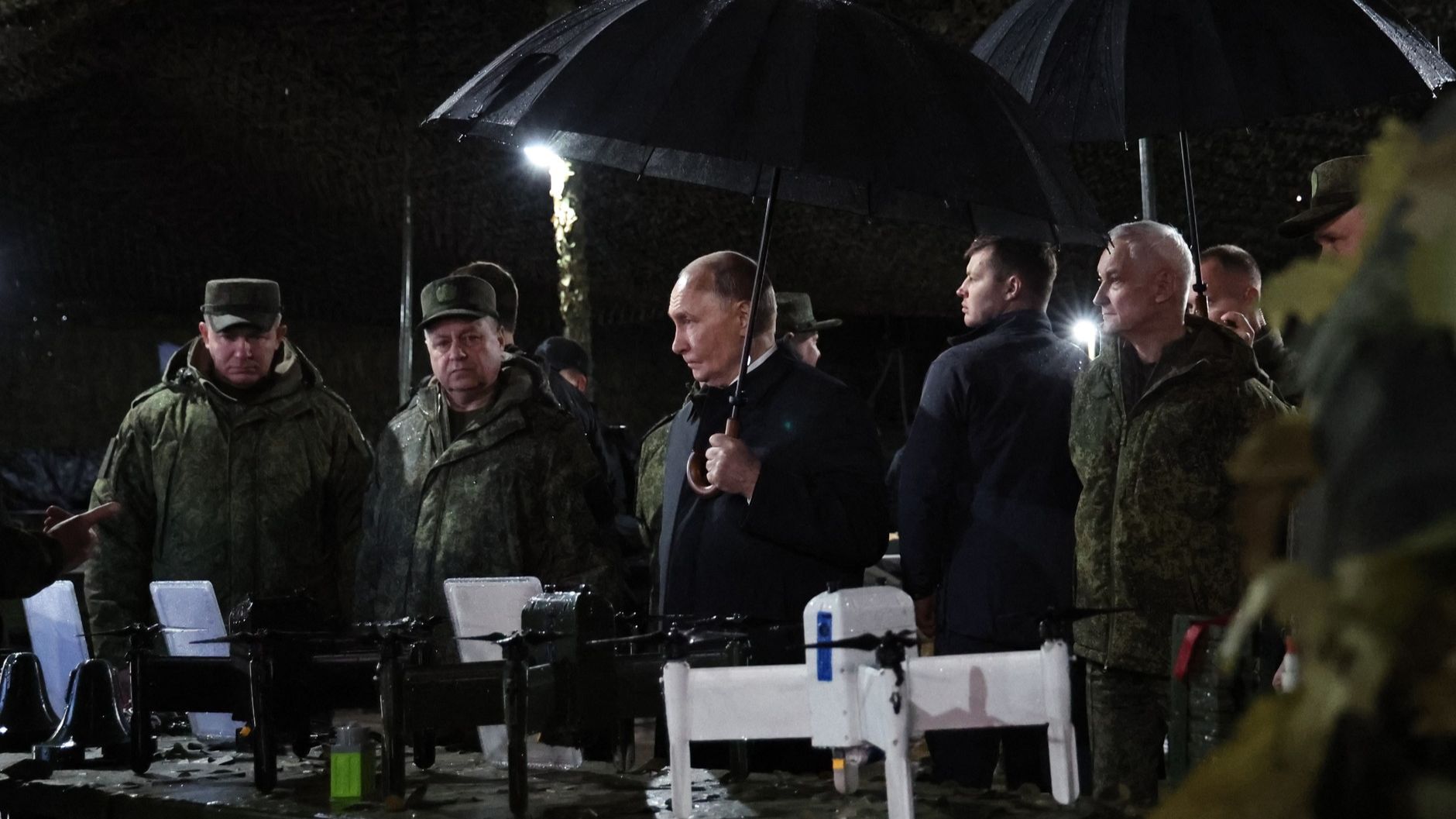 Владимир Путин осмотрел выставку образцов вооружения, военной и специальной техники, 2 октября 2026