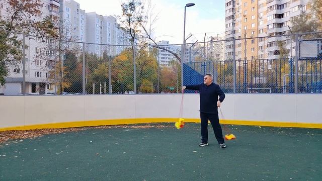 Разминка с мячами для фитнеса на верёвке