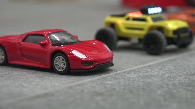 Гонки на маленьких машинках. rc cars