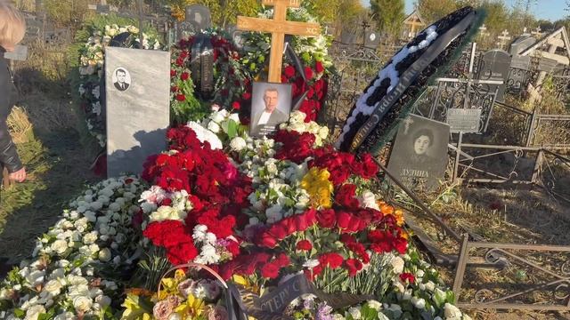 ЕГО СЕРДЦЕ ОСТАНОВИЛОСЬ В ДЕНЬ РОЖДЕНИЯ  ОТЦА : МОГИЛА СЕРГЕЯ СОСЕДОВА НА ПЕРЕПЕЧИНСКОМ КЛАДБИЩЕ