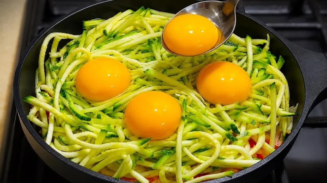 КАБАЧОК + 4 ЯЙЦА?! 🤯 Почему я не готовила ТАК РАНЬШЕ? Запеканка на сковороде Без муки и духовки