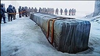 Полярники в Антарктиде нашли капсулу с металлическим человеком внутри