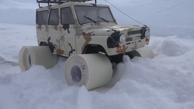 Туалетная бумага вместо колес на УАЗ. RC car 4x4