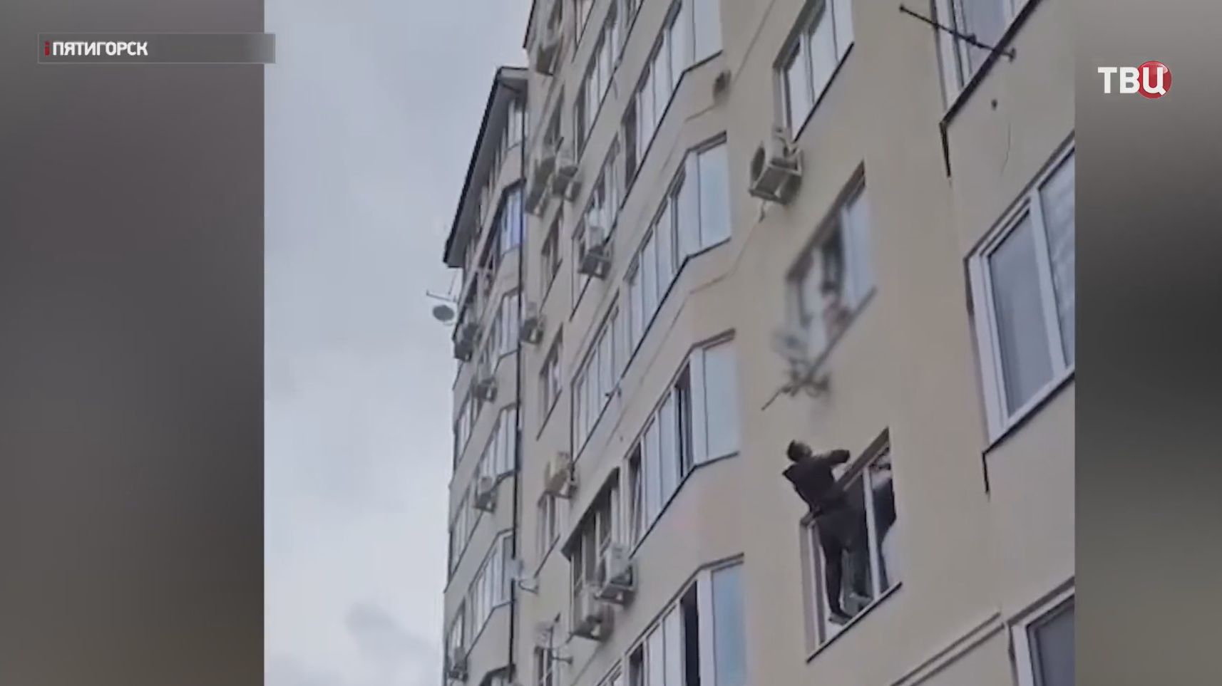 В Пятигорске спасли гулявших по карнизу детей