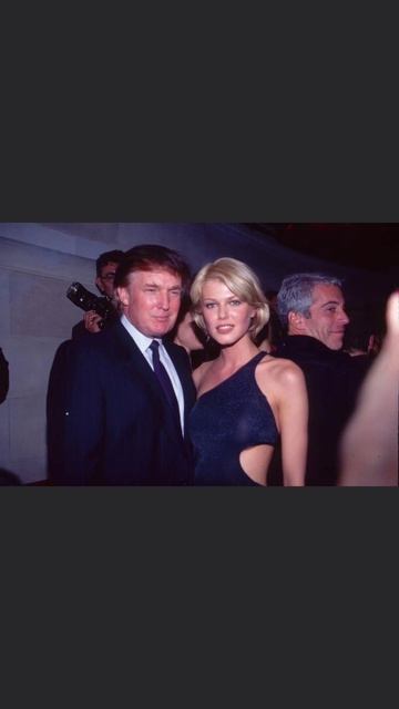 28 апреля 1997 года в Нью-Йорке Дональд Трамп и бельгийская модель Ингрид Сейнхаве посещают вечеринк