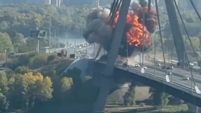 НА КУеве резко поплохело главному мосту через Днепр! Зима близко ХОХЛЫ