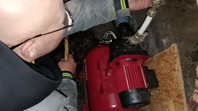 ЗАВТРАК С ДЕТЬМИ В ДОМЕ ДВА/МУЖ УРАЛ ШЛАНГИ, ВЫНЕСЛИ ДИВАН.