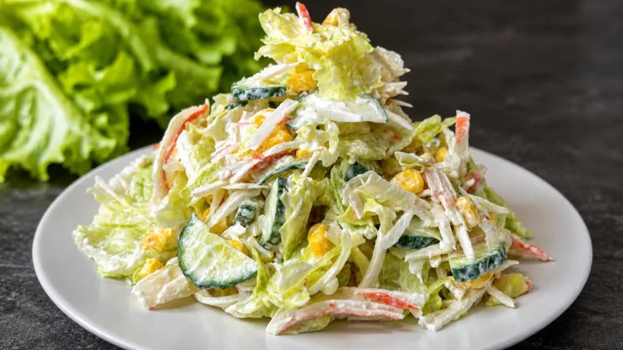 САЛАТ из КРАБОВЫХ ПАЛОЧЕК! 🔥 Невероятно ЛЕГКИЙ и ВКУСНЫЙ — съедается первым!