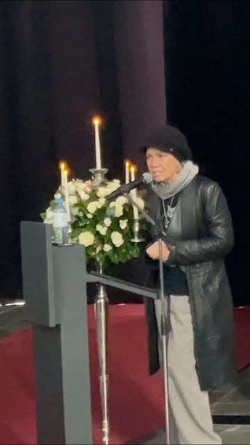 Певица Азиза произнесла трогательную речь у гроба Сергея Соседова на церемонии прощания с журналисто