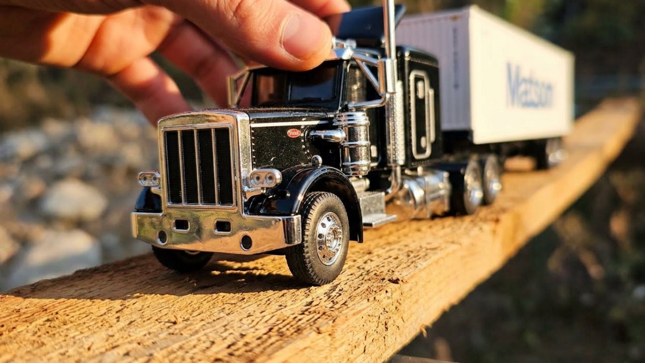 ЖЁСТКОЕ КРУШЕНИЕ на макете! Фура Peterbilt 359 разбилась?! Про машинки