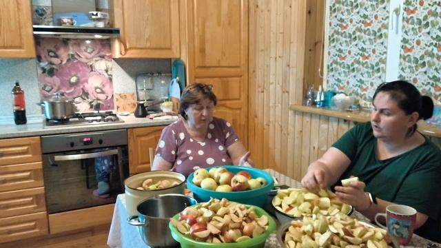 Закрываем дачный сезон, переработали яблоки.
