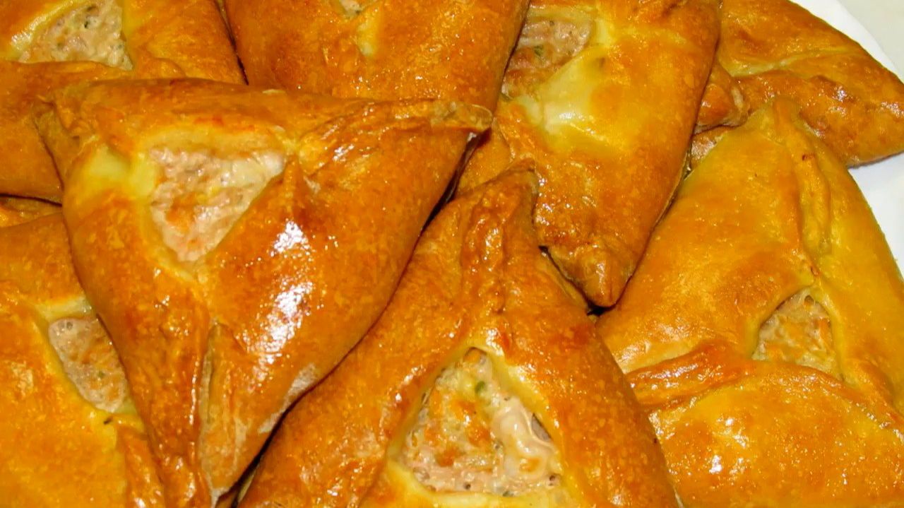 Кто придумал рецепт не знаю, но это нереально вкусно. "Готовить в два раза больше" даже написала.