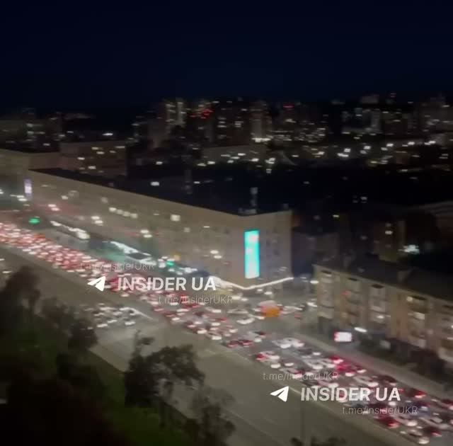 В Киеве пробки из-за ударов по мостам