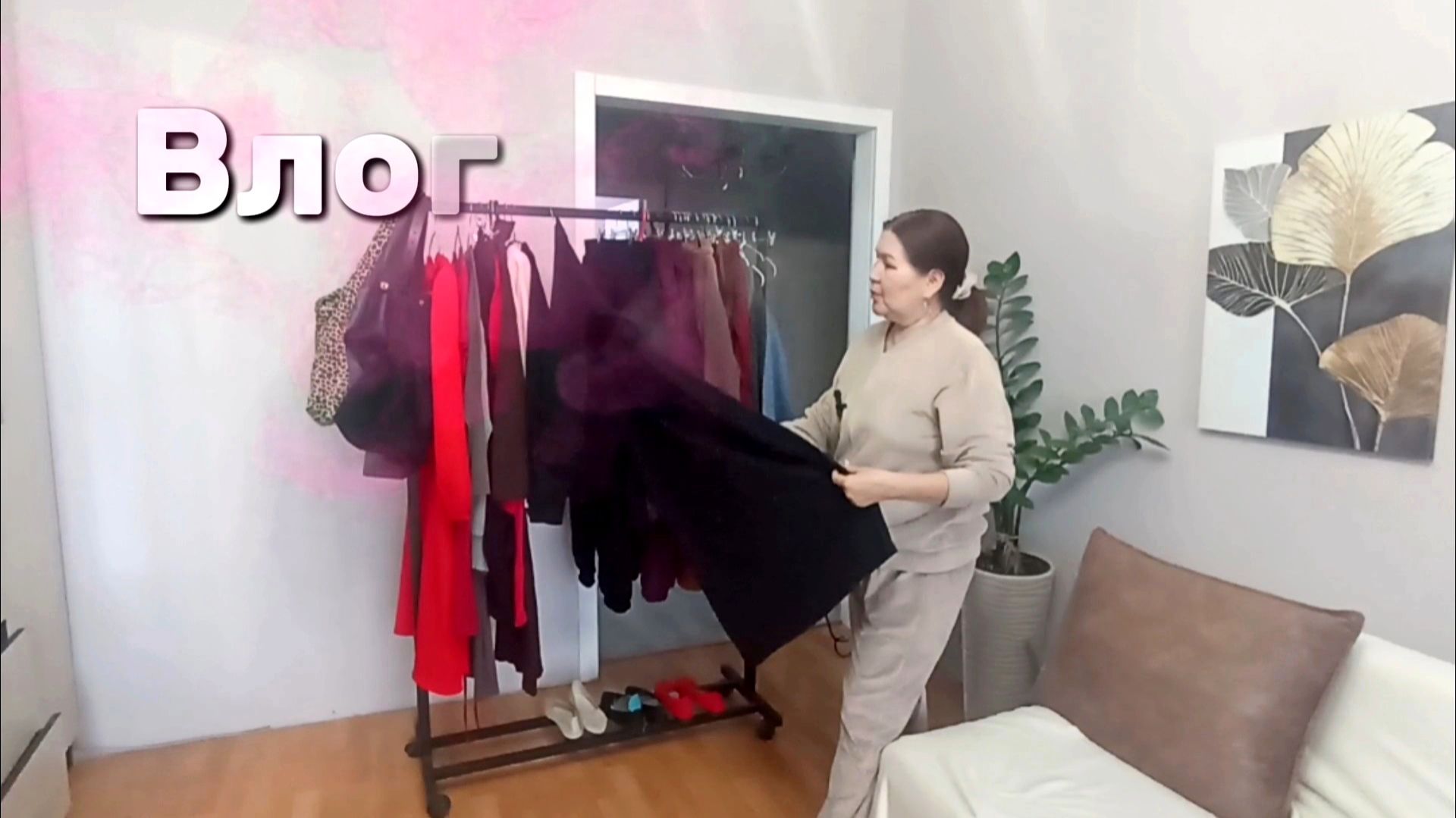 Бегу к маме 🤗Кажется дождь начинается 😁 Достала тёплые вещи 🧥Иду на маникюр 💅
