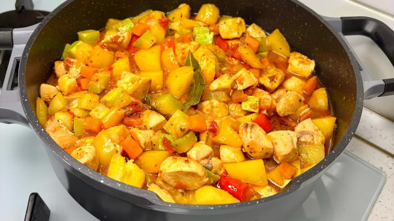 ПРОСТОЙ УЖИН. Большое блюдо для всей семьи. Жаркое с курицей и картошкой просто и очень вкусно.