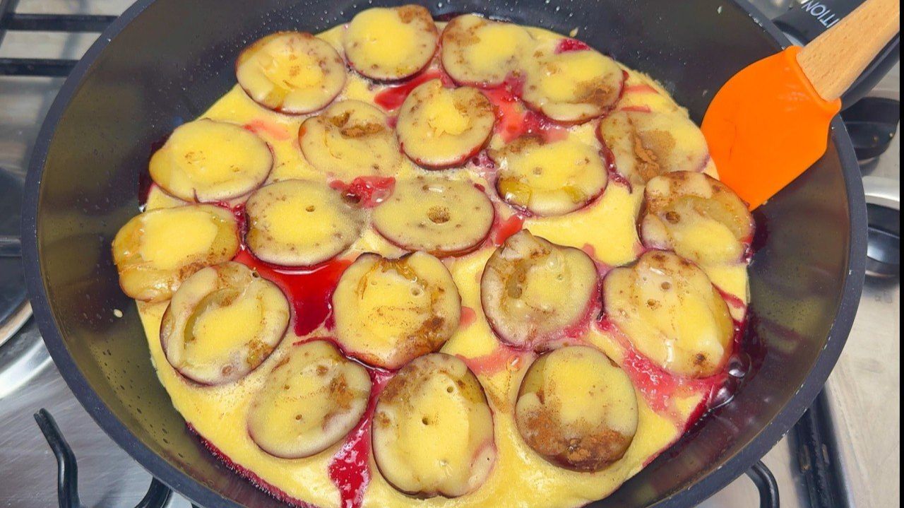 За 5 минут СЛИВОВЫЙ ПИРОГ на сковороде, который тает во рту! Быстрый и Вкусный Завтрак!