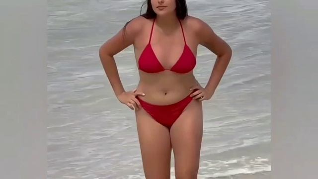 Девушки на пляже 🌞