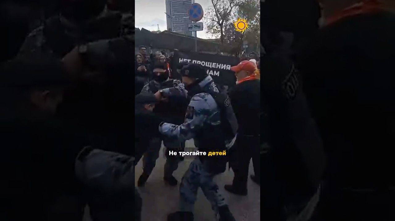 ОМОН задерживает участников митинга КПРФ