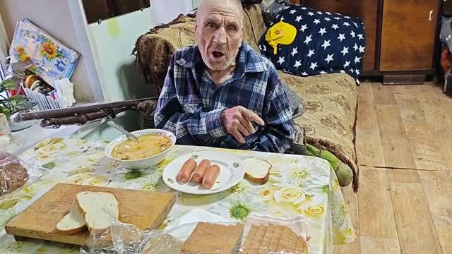 Д. Матвей скучает без работы. Искупался в душе.