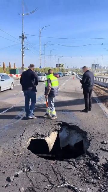 На мосту в Киеве открылся «портал заламнiсти».