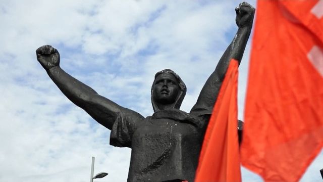 «Не забудем, не простим!»： акция КПРФ памяти защитников Белого дома в октябре 1993 года