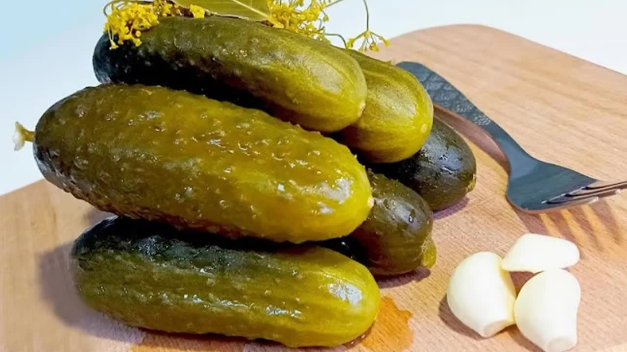 Беру Солёные огурцы и готовлю Гениальный салат! Вкусный рецепт из простых продуктов!
