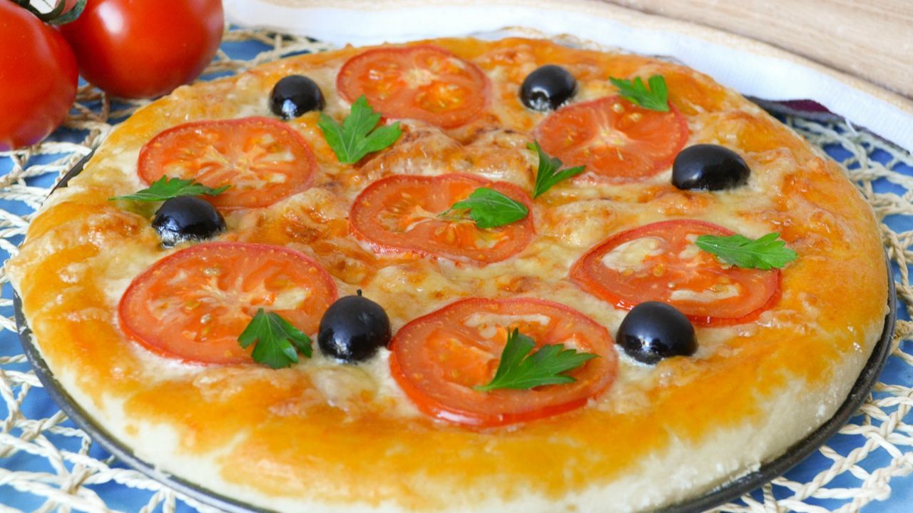 🍕 Тесто для пиццы как в пиццерии: быстрый рецепт дрожжевого теста за 1 час (пошагово)