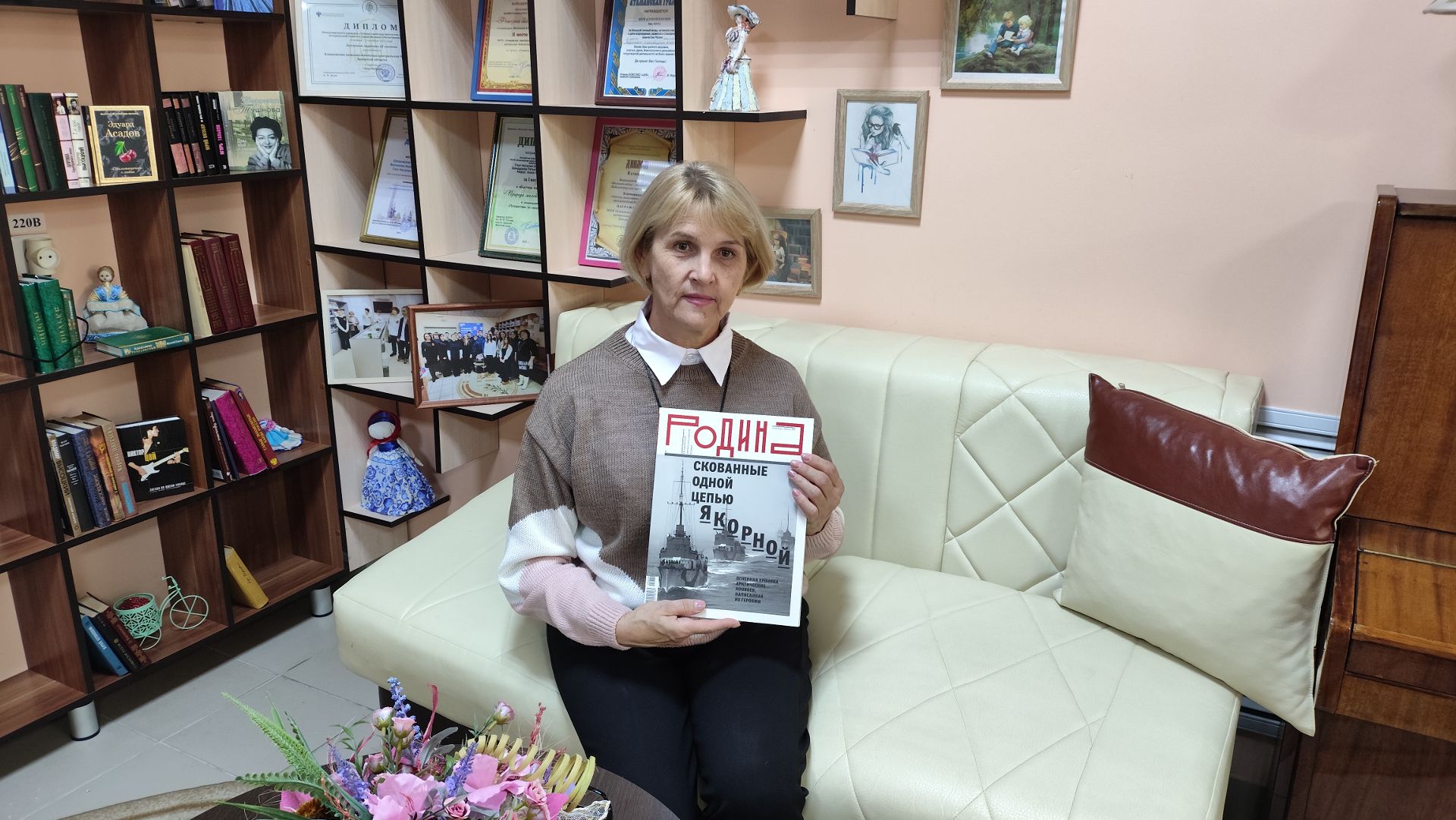 У книжной полки