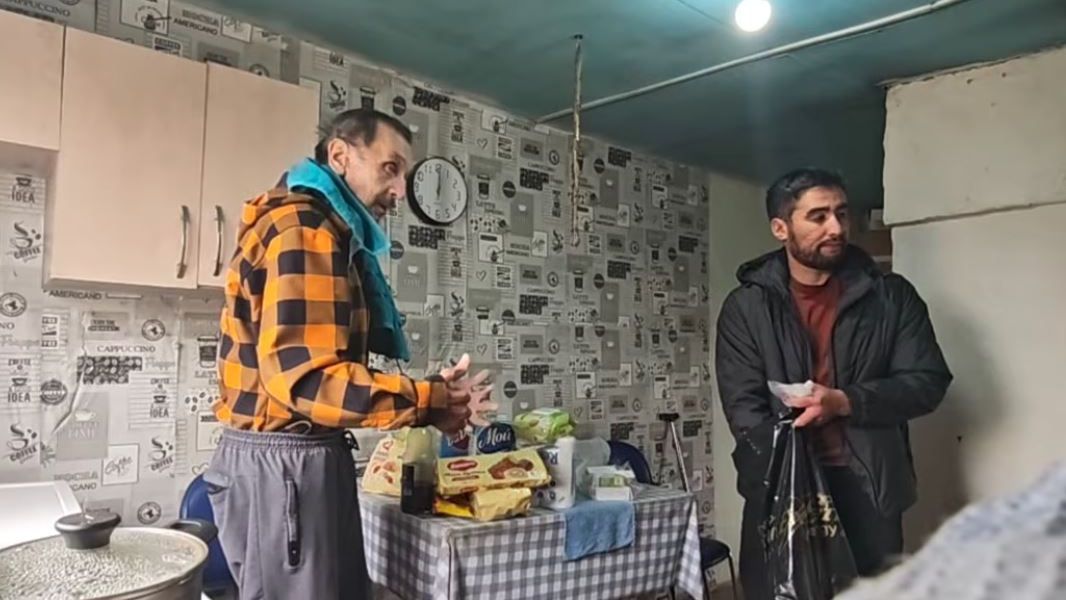 Володя вернулся, чтобы получить паёк (три бичпакета). Федю в дурку .