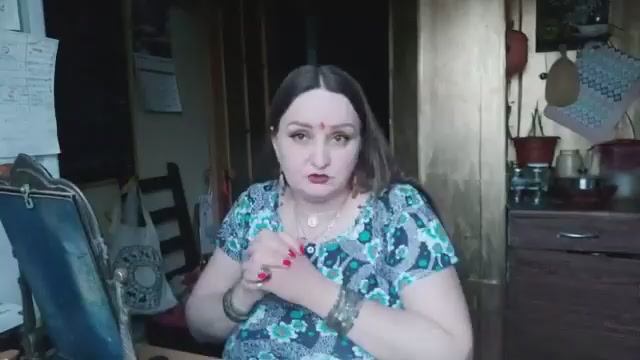 АСТРОЛОГ МАКИЯЖИТСЯ