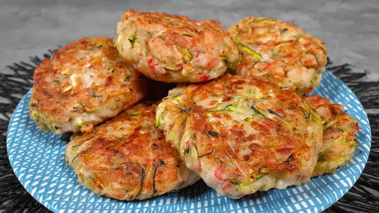 ЦЕЛАЯ ТАРЕЛКА ВКУСНЯТИНЫ! КОТЛЕТЫ БЕЗ МЯСА! Кабачок и крабовые палочки — необычно, но очень вкусно