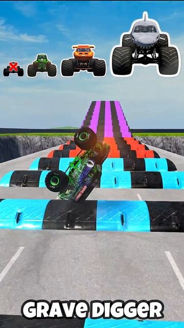 Большие и маленькие Monster Jam против ГИГАНТСКИХ кочек!